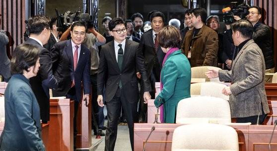한동훈 법무부 장관이 6일 오후 국회 예결위회의장에서 열린 국민의힘 정책의원총회에 참석하고 있다. 김성룡 기자