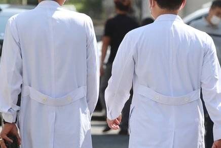 의료진들이 걸어가고 있다. 뉴스1