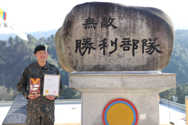 ▲ 육군 제15보병사단 군수지원대대 최준국 상사가 지난 22년 동안 모두 200회의 헌혈을 기록해 대한적십자로부터 헌혈유공장 ‘명예대장’을 받았다.