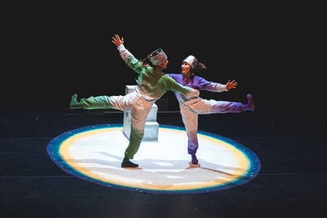 ▲ 신비한 움직임 사전의 신체극 ‘계단의 아이’ 공연 모습