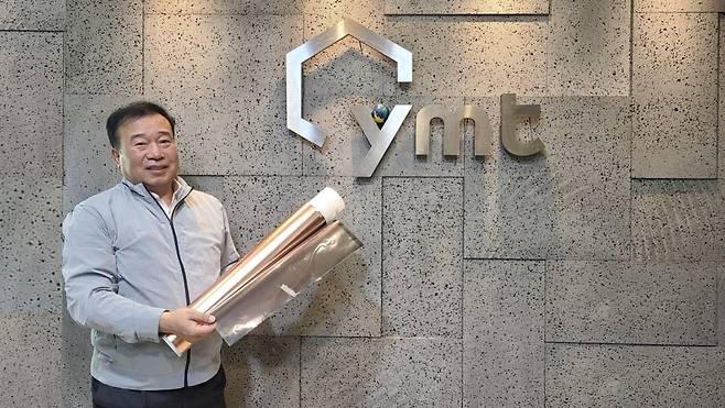 전성욱 와이엠티 대표가 나노투스 극동박을 들고 사진 촬영을 하고 있다. / 사진=강경주 기자