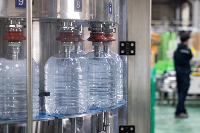 6일 경기도 안산시 단원구 금성이엔씨에서 차량용 요소수가 생산되고 있다. 뉴스1