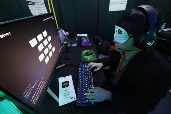 서울 동대문디자인플라자(DDP)에서 3일 열린 인디게임 축제 ‘버닝비버 2023’에서 한 관계자가 시각장애인도 즐길 수 있는 게임을 목표로 만들어진 ‘플로리스 다크니스’를 시연하고 있다. 연합뉴스