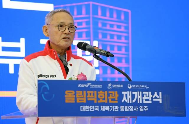 유인촌 문화체육관광부 장관이 6일 서울 송파구 올림픽회관에서 열린 재개관 행사에서 축사를 하고 있다. 문화체육관광부 제공