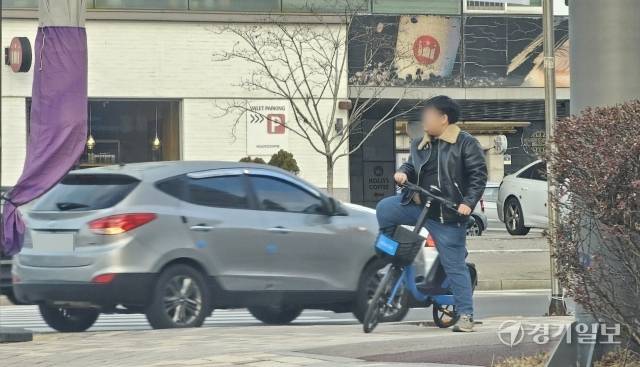 5일 오후 3시께 수원특례시 팔달구 일대 자전거·보행자 겸용도로에서 자전거를 타고 있는 시민 앞으로 차량이 지나가고 있다. 김기현기자