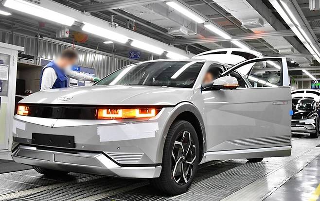 현대차 울산공장 전기차 생산라인에서 아이오닉5가 만들어지고 있는 모습. [사진출처=현대차]