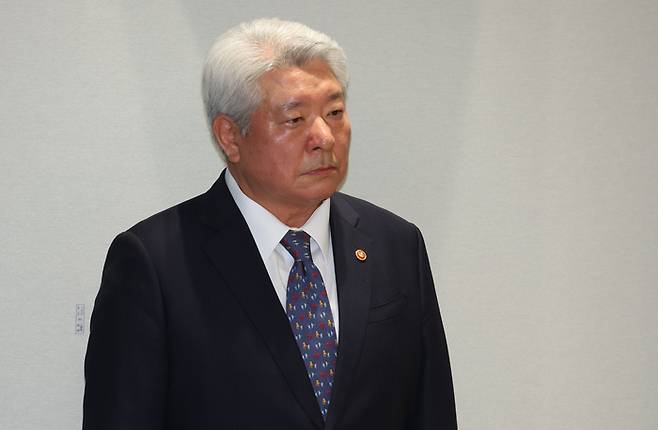 김홍일 방송통신위원장 후보자가 6일 서울 용산 대통령실 청사 브리핑실에서 김대기 대통령 비서실장의 브리핑을 듣고 있다. [이승환 기자]