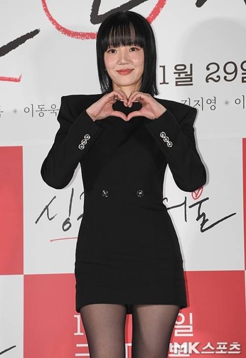 배우 임수정이 검정 원피스와 풀뱅 단발 헤어스타일을 뽐냈다. 사진 = 천정환 기자