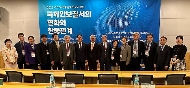 원광대 한중관계연구원이 개최한 '한중관계 회고·전망 심포지엄' 참석자들이 기념촬영하고 있다./사진제공=원광대