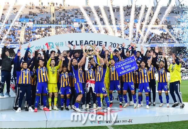 리그 2연패 달성한 울산 현대 선수들이 우승 세리머니를 펼치고 있다.