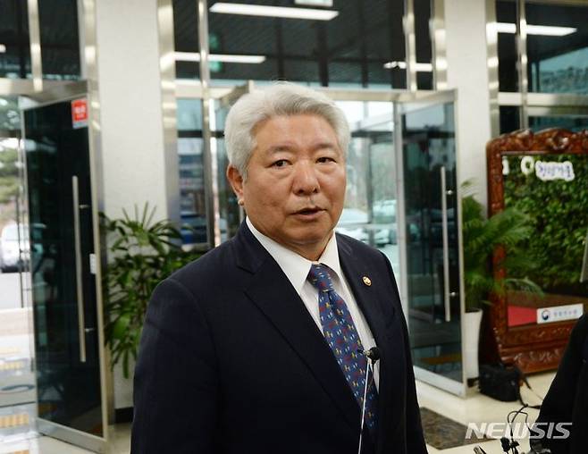 [청주=뉴시스] 조성현 기자 = 방송통신위원장 후보로 지명된 김홍일 국민권익위원장이 6일 오후 청렴리더십 특강을 위해 방문한 충북 청주시 서원구 국민권익위원회 청렴연수원에서 취재진 질문에 답하고 있다. 2023.12.06. jsh0128@newsis.com