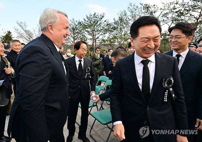 (서울=연합뉴스) 신준희 기자 = 22일 김영삼 전 대통령 서거 8주기 추모식이 서울 동작구 현충원에서 열린 가운데 국민의힘 김기현 대표(오른쪽)가 인요한 혁신위원장과 인사를 나눈 뒤 돌아서고 있다. 2023.11.22 [공동취재] hama@yna.co.kr 연합뉴스