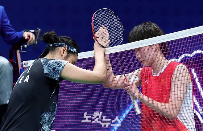 항저우아시안게임 배드민턴 여자 단식 결승에서 승리한 안세영(왼쪽)이 중국의 천위페이와 악수를 하는 모습. 항저우(중국)=황진환 기자