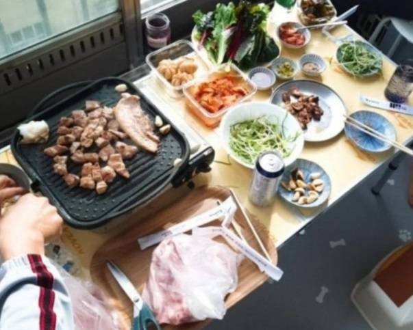 베란다에서 고기를 굽는 모습. 온라인 커뮤니티