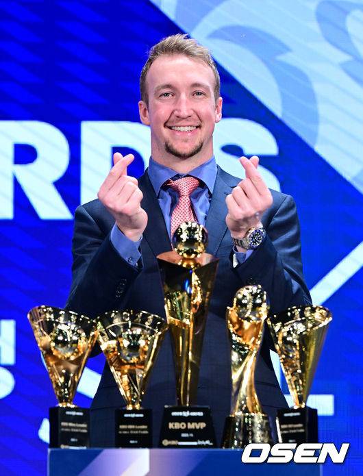 [OSEN=지형준 기자]MVP를 수상한 NC 페디가 트로피를 들고 포즈를 취하고 있다. 2023.11.27 /