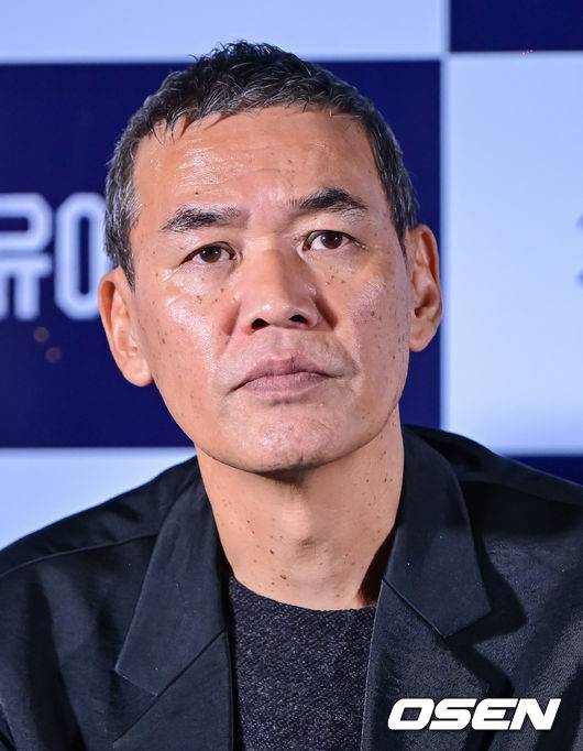 [OSEN=지형준 기자] 6일 오후 서울 CGV 용산아이파크몰에서 영화 '언더 유어 베드' 언론시사회가 열렸다.'언더 유어 베드’는 대학 시절 첫사랑을 우연히 만나 그 곁을 맴돌며 선을 넘어버린 한 남자의 하드보일드 멜로.사부 감독이 간담회를 하고 있다. 2023.12.06 / jpnews.osen.co.kr