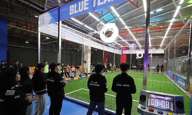 지난달 19일 전북 전주월드컵경기장에서 열린 2023 세계일보 전국드론축구대회에서 참가팀들이 열띤 경기를 펼치고 있다. 세계일보와 전북도, 전북 전주시는 내년 1월 9∼12일 세계 최대 가전·IT(정보기술) 제품 전시회인 세계가전박람회(CES)에서 ‘CES 2024 세계일보 드론축구 대회’를 공동 개최한다. 세계일보 자료사진