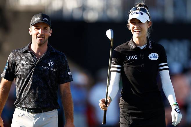 여자골프 전 세계 1위 넬리 코르다(오른쪽)가 지난해 12월 열린 2인 1조 팀대회 QBE 슛아웃 2라운드에서 파트너인 데니 매카시와 18번홀에서 플레이 하며 활짝 웃고 있다.  코르다는 남녀 혼성대회 그랜드 손턴 인비테이션로 바뀐 올해 토니 피나우와 짝을 이룬다. ｜게티이미지