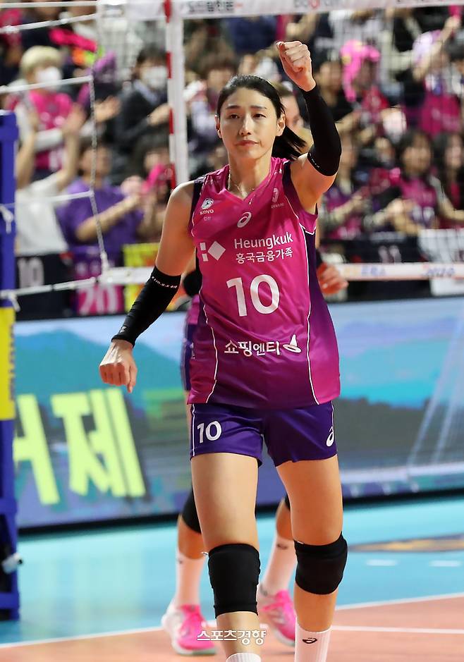 흥국생명 김연경이 5일 인천 삼산월드체육관에서 열린 페퍼저축은행과의 경기에서 득점에 성공한 뒤 기뻐하고 있다. 2023.12.5. 정지윤 선임기자