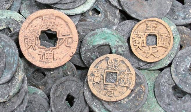 1195년(남송 영종)에 주조한 경원통보(왼쪽)와 1068~1077년(북송 신종) 연간에 만든 희령원보(가운데), 1310~1311년(원 무종) 시대에 제작된 지대통보. 국립해양문화재연구소 제공