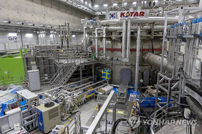 KSTAR의 모습 (대전=연합뉴스) 윤동진 기자 = 대전 한국핵융합에너지연구원에 위치한 초전도 핵융합연구장치인 인공태양(KSTAR)의 모습. 
    약 12년의 건설 기간을 거쳐 2007년 완공한 KSTAR는 2008년 첫 실험에서 플라스마(고체·액체·기체를 넘어선 제4의 물질로 매우 높은 온도의 에너지 상태)를 켜는 데 성공했다. 2023.2.23 mon@yna.co.kr