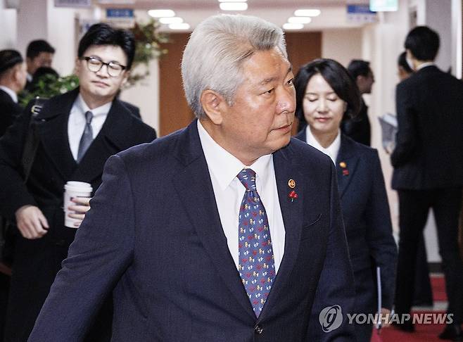 김홍일 권익위원장 국무회의 입장 (서울=연합뉴스) 황광모 기자 = 김홍일 국민권익위원장이 5일 오전 서울 종로구 정부서울청사에서 열린 국무회의에 입장하고 있다. 2023.12.5 hkmpooh@yna.co.kr