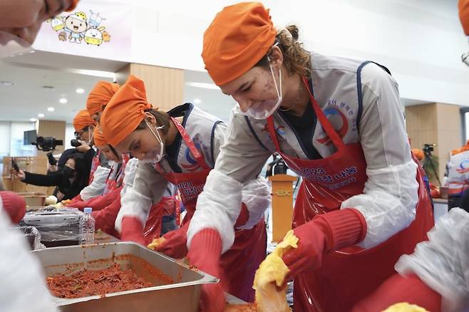 김장 하는 도로공사 외국인 선수들 프로배구 여자부 한국도로공사의 외국인 선수 타나차 쑥솟(왼쪽)과 반야 부키리치가 5일 경북 김천 한국도로공사 본사에서 이웃들에게 전달할 김장을 하고 있다. [한국도로공사 제공. 재배포 및 DB 금지]
