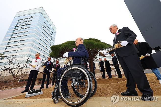 올림픽회관 재개관 기념식수 (서울=연합뉴스) 김도훈 기자 = 6일 서울 송파구 올림픽회관에서 열린 재개관 행사에서 유인촌 문화체육관광부 장관, 이상헌 국회 문체위원장, 조현재 국민체육진흥공단 이사장, 이기흥 대한체육회장, 정진완 대한장애인체육회장이 기념식수를 하고 있다. 2023.12.6 superdoo82@yna.co.kr