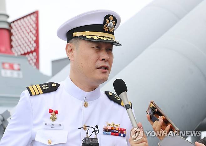 제2연평해전 승전 주역 이희완 대령 (평택=연합뉴스) 2022년 6월 29일 제2연평해전 승전 20주년 기념식이 열린 경기도 서해 해상에서 이희완 중령(현 대령)이 유도탄고속함 '윤영하함'을 타고 인터뷰하는 모습. [공동취재]