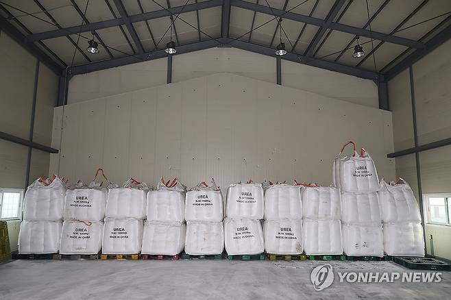 아톤산업 창고에 쌓인 중국산 요소 (익산=연합뉴스) 임채두 기자 = 6일 오전 호남 유일의 요소수 생산업체인 전북 익산시 석암동 아톤산업 창고에 소량의 중국산 요소가 쌓여 있다.
    중국 당국은 최근 한국으로의 요소 수출 통관을 보류했고 중국 비료업계 기업들인 내년 1분기까지 요소 수출 총량을 제한하기로 했다. 2023.12.6 doo@yna.co.kr