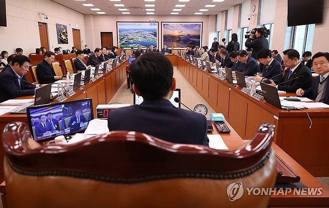 국회 국토교통위원회 전체회의 (서울=연합뉴스) 신준희 기자 = 30일 국회에서 국토교통위원회 전체회의가 열리고 있다. 2023.11.30 hama@yna.co.kr
