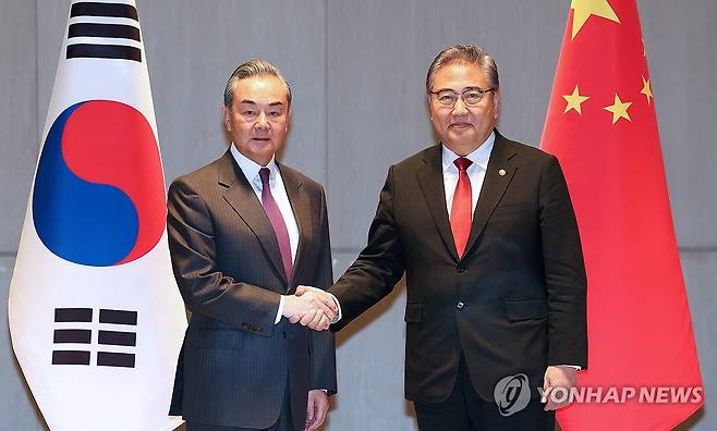 악수하는 한중 외교장관 (부산=연합뉴스) 손형주 기자 = 26일 오전 부산 해운대구 시그니엘 부산에서 열린 한중 외교장관 양자회담에서 박진 외교부장관이 왕이 중국 공산당 중앙정치국 위원 겸 외교부장과 악수하고 있다. 2023.11.26 [공동취재] handbrother@yna.co.kr