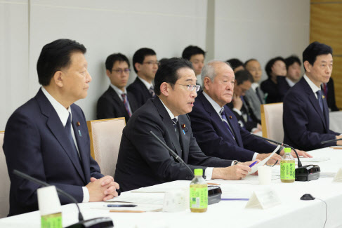 기시다 후미오(가운데) 일본 총리가 지난 5일 내각관방에서 열린 일본 경제재정자문회의를 주재하는 모습. (사진=일본 총리실)