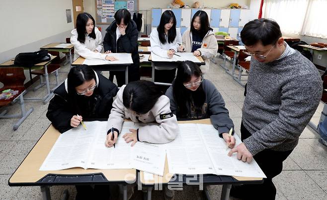 지난달 17일 대구 수성구 정화여자고등학교 3학년 교실에서 수험생들이 수학능력시험 가채점을 하고 있다.(사진=뉴시스)