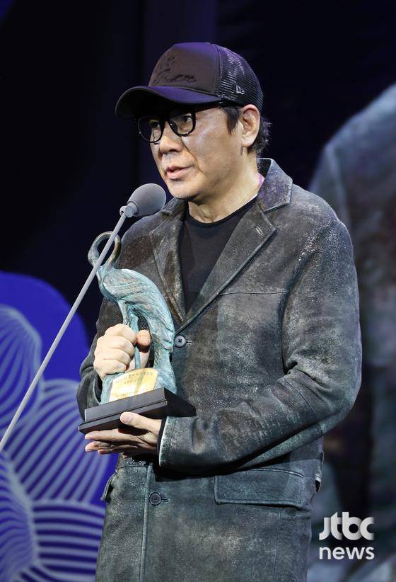 김지운 감독이 7일 오후 서울 강남구 논현동 건설회관에서 열린 '제28회 춘사국제영화제'에서 최우수감독상을 수상을 수상하고 소감을 말하고 있다. 김현우 엔터뉴스팀 기자 kim.hyunwoo3@jtbc.co.kr (콘텐트비즈니스본부)