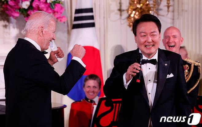 미국을 국빈 방문한 윤석열 대통령이 26일(현지시간) 워싱턴 DC 백악관에서 열린 국빈만찬에서 마이크를 잡고 노래를 부르자 조 바이든 미국 대통령이 어깨춤을 추며 흥겨워 하고 있다. 2023.04.26. ⓒ 로이터=뉴스1 ⓒ News1 김성식 기자