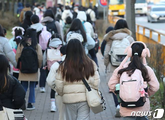 한 초등학교 앞에서 학생들이 등교를 하고 있다. /뉴스1 ⓒ News1 김영운 기자