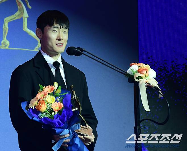 4일 서울 잠실 롯데호텔에서 '2023 K리그 어워즈'가 열렸다. K리그1 베스트11 미드필더 부문 수상한 울산 엄원상. 잠실=송정헌 기자songs@sportschosun.com/2023.12.04/