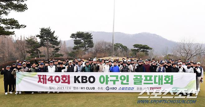 스포츠조선과 KBO가 공동주최하고 한국시리즈 우승팀 LG트윈스가 후원하는 제40회 야구인골프대회가 6일 이천 H1 골프클럽에서 열렸다. 경기를 앞두고 포즈를 취하고 있는 10개 구단 감독들. 이천=송정헌 기자songs@sportschosun.com/2023.12.06/