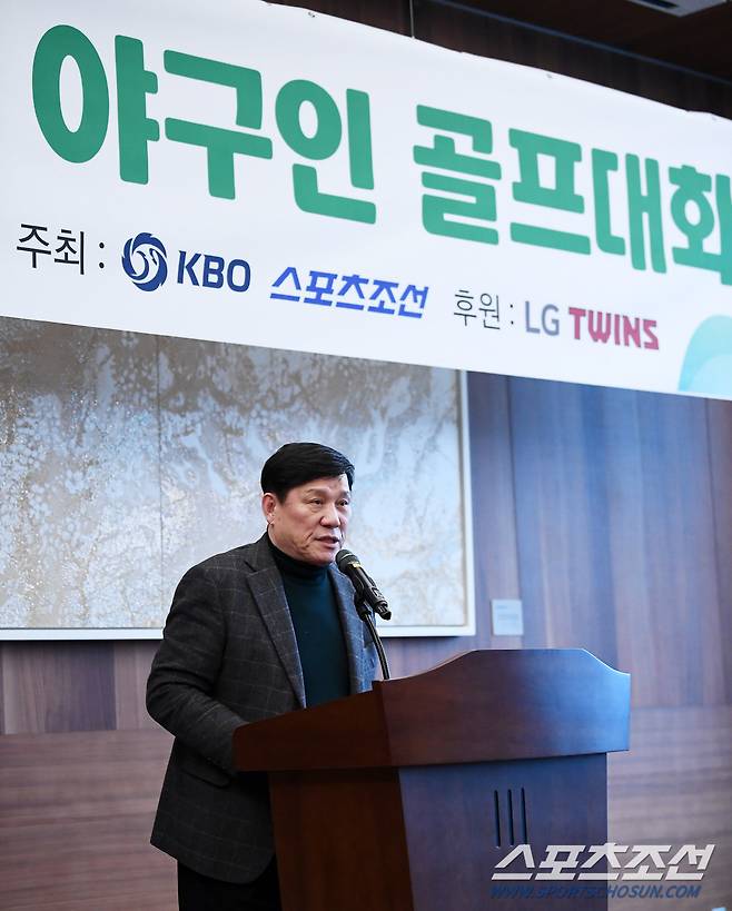 스포츠조선과 KBO가 공동 주최하고 2023 한국시리즈 우승팀인 LG 트윈스가 후원하는 제40회 KBO 야구인 골프대회가 6일 경기도 이천시 H1 CLUB에서 열렸다. 허구연 총재가 인사말을 하고 있다. 이천=박재만 기자 pjm@sportschosun.com/2023.12.06/