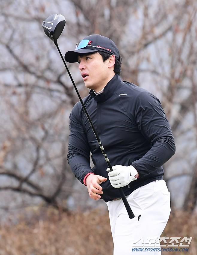 스포츠조선과 KBO가 공동주최하고 한국시리즈 우승팀 LG트윈스가 후원하는 제40회 야구인골프대회가 6일 이천 H1 골프클럽에서 열렸다. 티샷을 하고 있는 LG 박동원. 이천=송정헌 기자songs@sportschosun.com/2023.12.06/