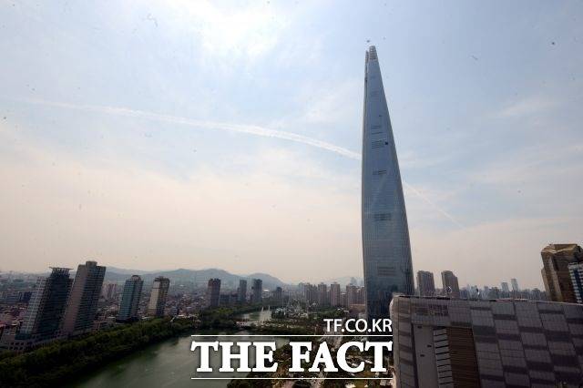 6일 롯데그룹은 인사 단행을 통해 정준호 롯데쇼핑 대표를 부사장에서 사장으로 승진시켰다. 사진은 서울 송파구 롯데월드타워 /더팩트 DB