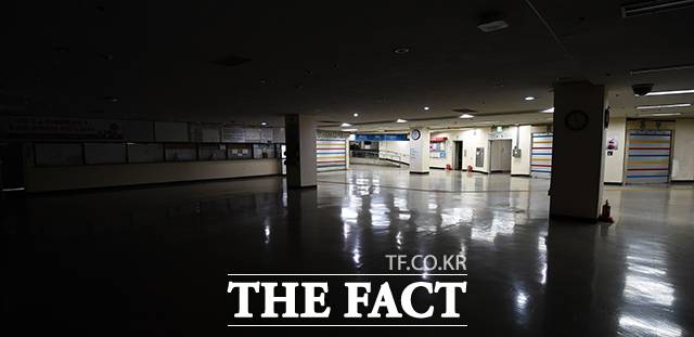 어두운 모습의 매표 창구 내부.
