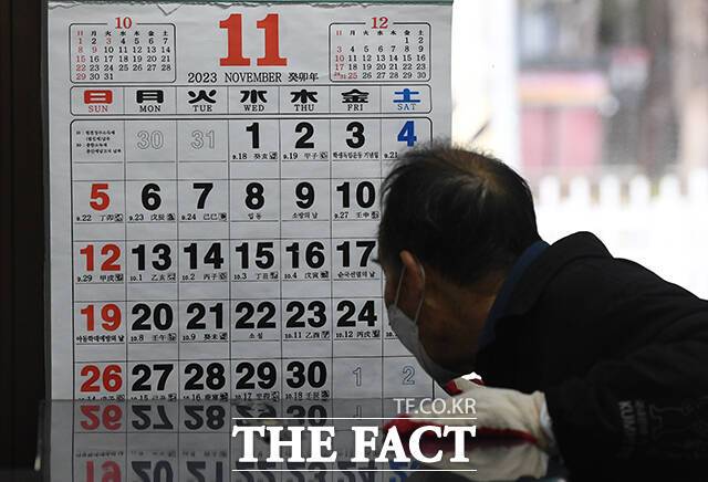 달력의 11월 30일을 바라보고 있는 버스 운행 관리직원. 상봉터미널에 12월은 오지 않는다.