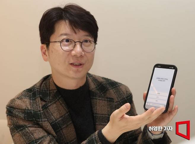 노유헌 이모코그 대표가 회사에서 개발한 인지기능 검사용 앱을 보여주고 있다. 사진=허영한 기자 younghan@