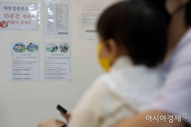 서울 시내 한 소아청소년과 의원에 어린이 환자가 독감 예방접종을 맞으러 왔다. /문호남 기자 munonam@