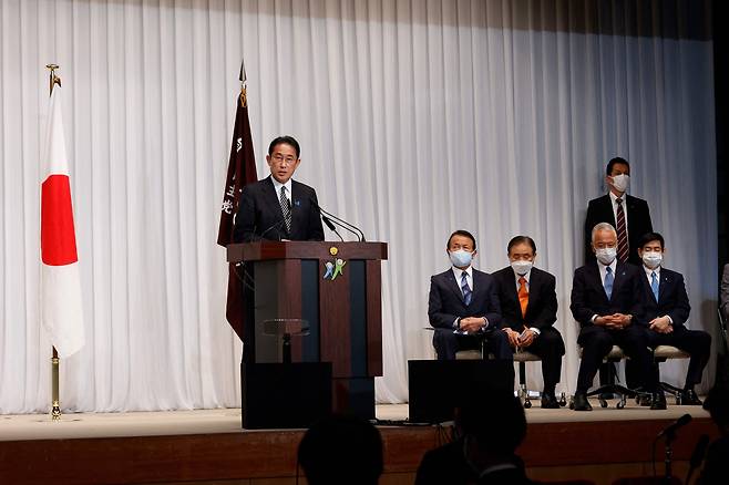 일본 중의원 선거가 치러진 다음 날인 1일 자민당 총재인 기시다 후미오(맨 왼쪽) 일본 총리가 도쿄 자민당 당사에서 기자회견을 갖고 있다. 그 옆에는 지역구 선거에서 패배, 이날 사퇴한 아마리 아키라 간사장(오른쪽에서 두 번째) 고개를 숙인 채 앉아있다. /AFP 연합뉴스