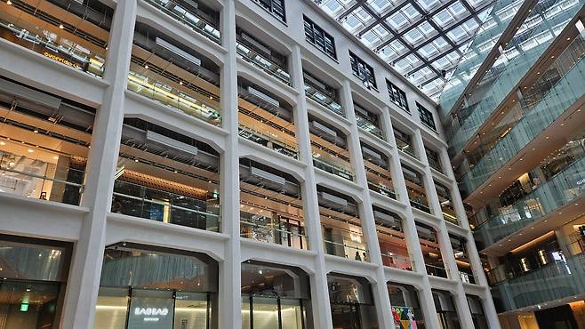 도쿄역 앞 마루노우치의 JP빌딩 내부. 과거 우체국 외벽을 살려서 만들었다. /도쿄=최종석 기자