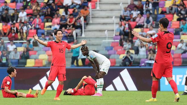 <YONHAP PHOTO-1061> 태극전사 품에 와라 4강아!     (산티아고 델 에스테로=연합뉴스) 임화영 기자 = 4일(현지시간) 오후 아르헨티나 산티아고 델 에스테로 스타디움에서 열린 2023 국제축구연맹(FIFA) 20세 이하(U-20) 월드컵 8강전 한국과 나이지리아의 경기에서 연장전 끝에 1:0으로 승리를 거둔 대표팀 선수들이 자축하고 있다. 2023.6.5     hwayoung7@yna.co.kr/2023-06-05 06:08:31/ <저작권자 ⓒ 1980-2023 ㈜연합뉴스. 무단 전재 재배포 금지.>