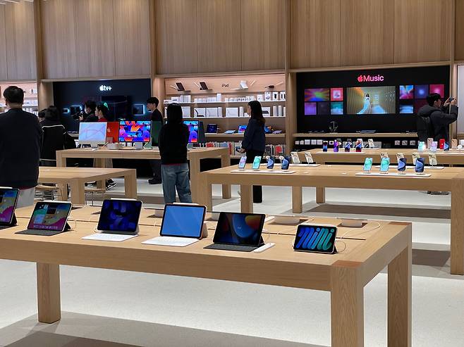 애플 하남에서는 아이폰, 아이패드, 애플워치, 에어팟, 맥 등 애플 전 제품과 서비스를 체험할 수 있다./윤진우 기자